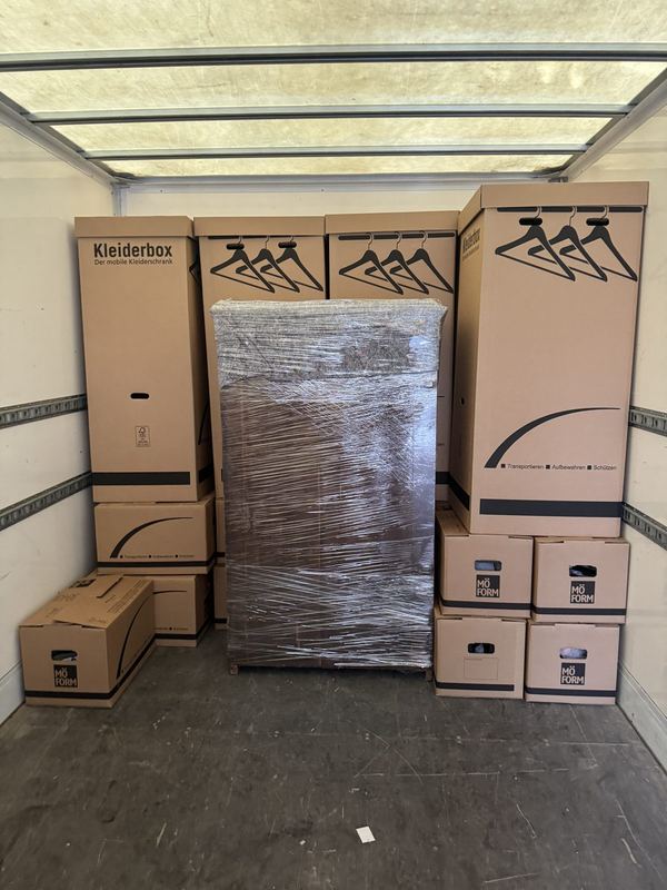 Ein Laderaum mit einer Reihe Kleiderboxen und einem folierten Schrank in der Mitte